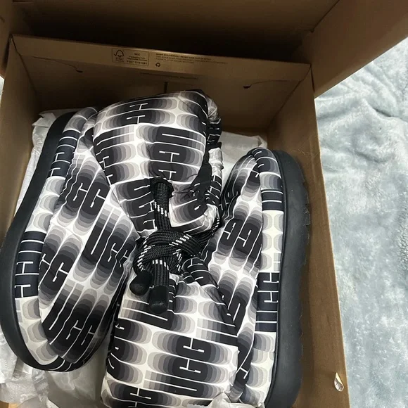 CLOSET CLOSING UGG Puffer Booties - Picture 4 of 10